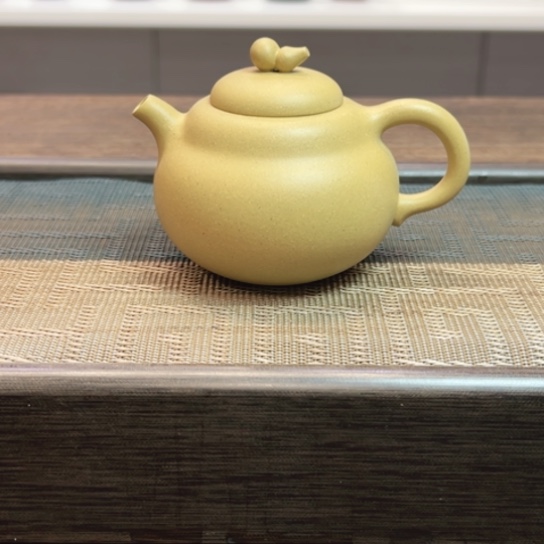 紫砂茶壶黄龙山原矿本绿半手工（150 cc）