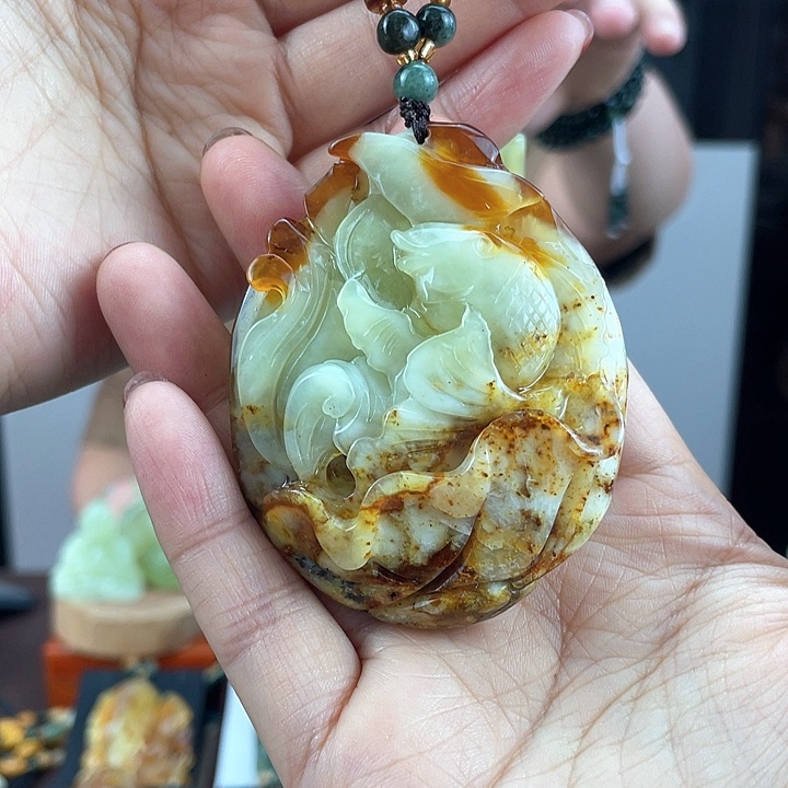 蛇纹石玉颈饰未镶嵌