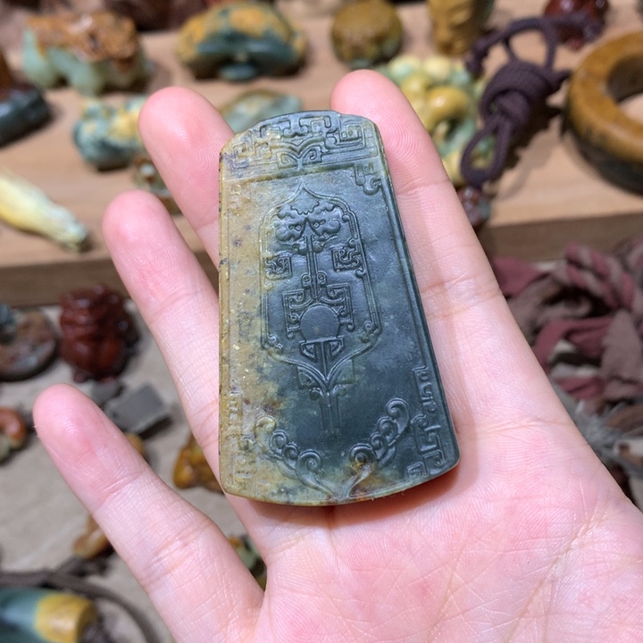 未镶嵌岫岩河磨玉（透闪石质玉）挂件