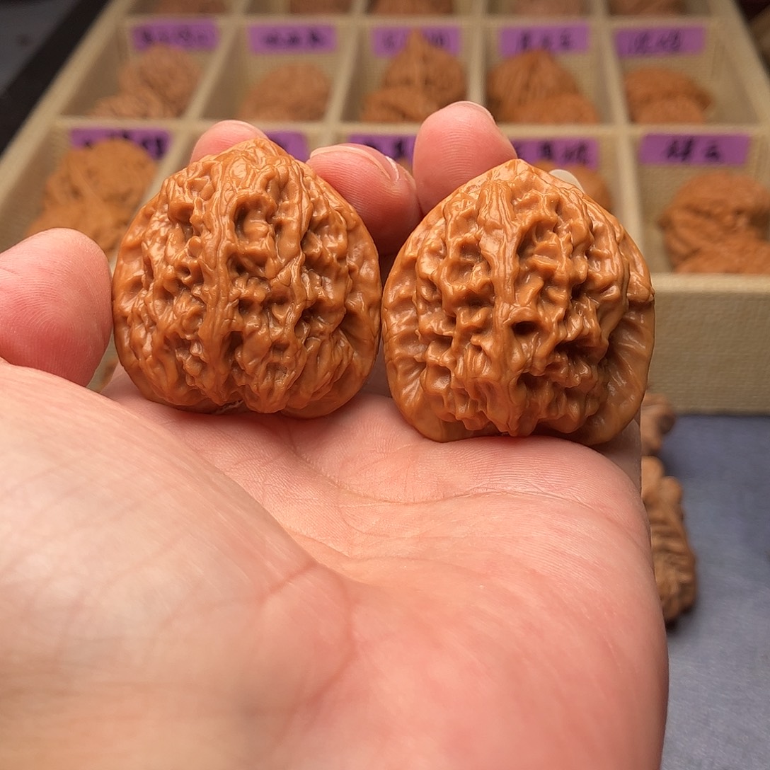 ****白文玩核桃把件红莲