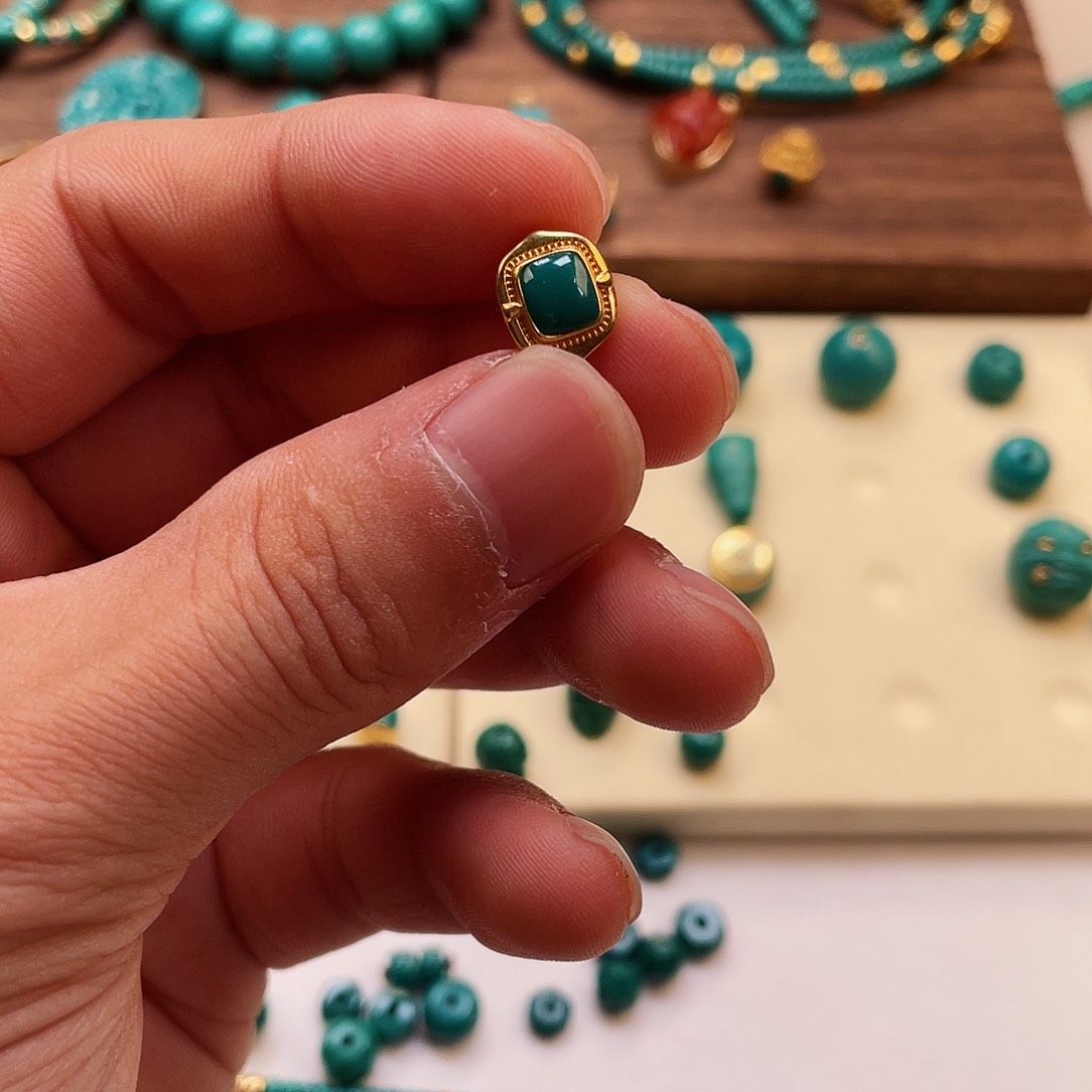 绿松石颈饰未镶嵌