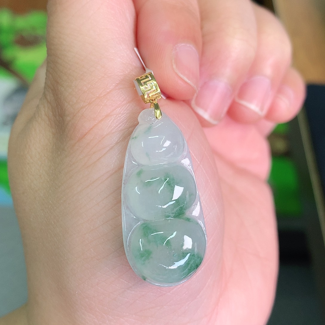 翡翠颈饰18K金镶嵌飘绿大豆子34*16*5