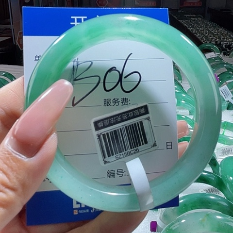 石英质玉未镶嵌颈饰一个