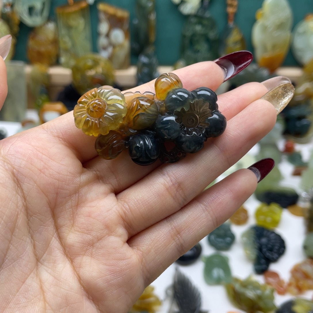 蛇纹石玉颈饰未镶嵌