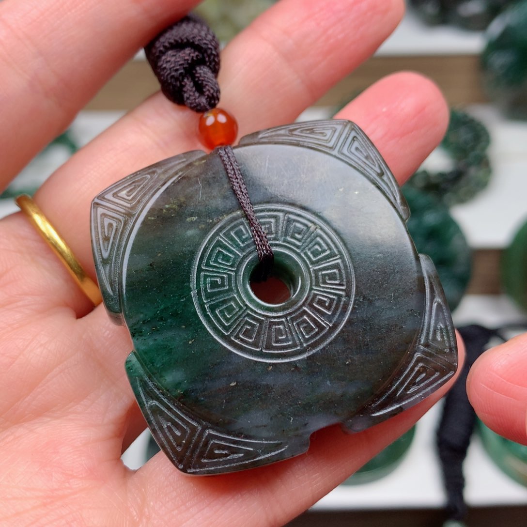 独山玉颈饰未镶嵌