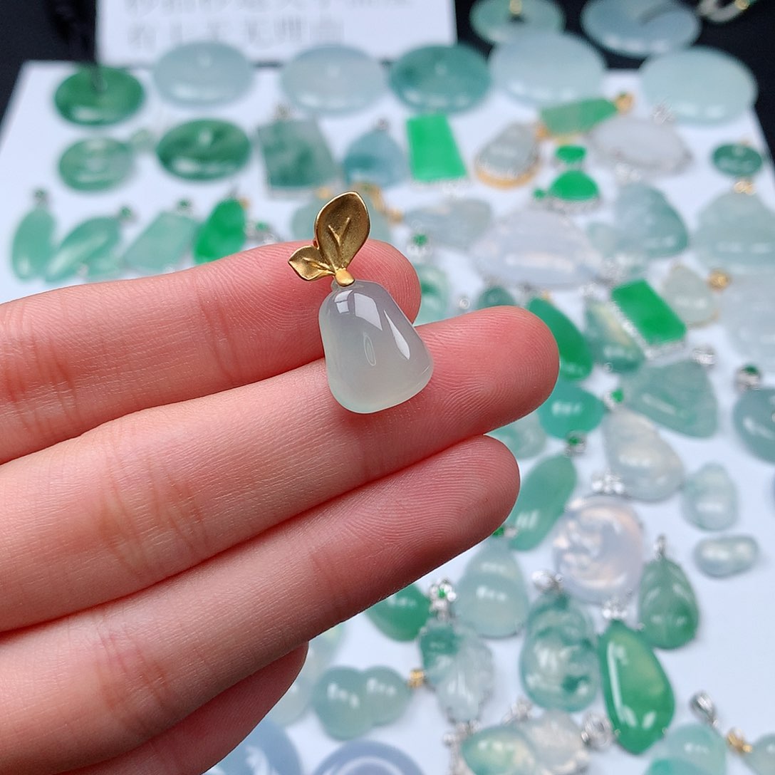 翡翠颈饰18K金镶嵌天然翡翠