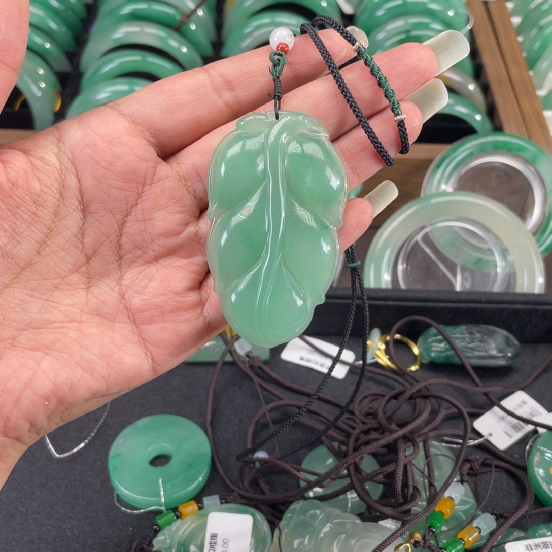 石英质玉（非洲翠）未镶嵌颈饰