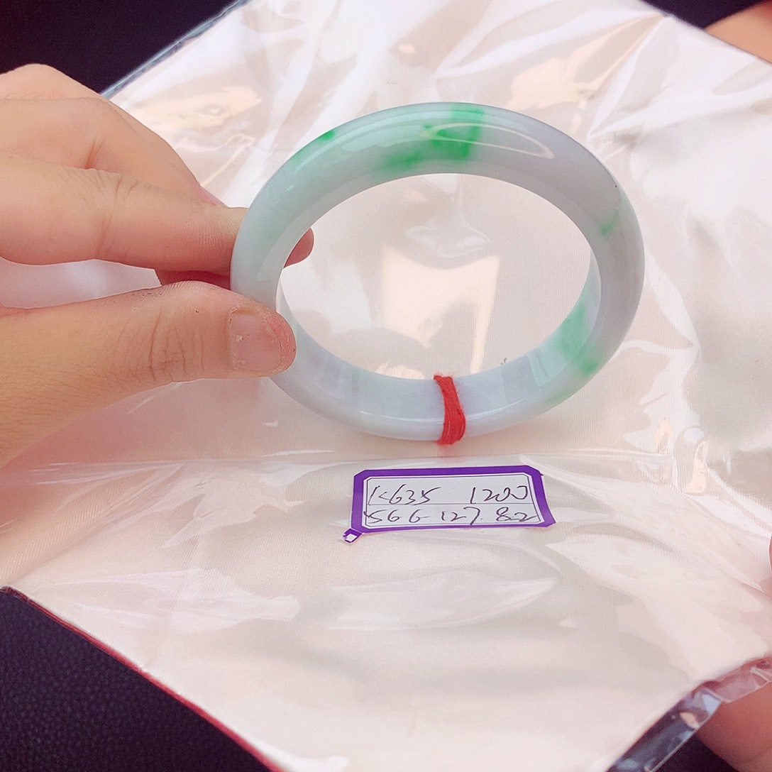 翡翠手镯未镶嵌翡翠