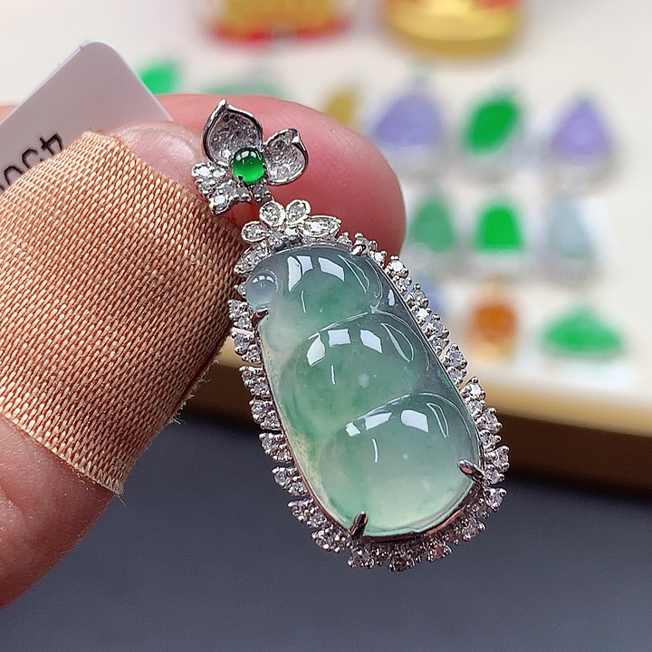 翡翠18K金镶嵌颈饰