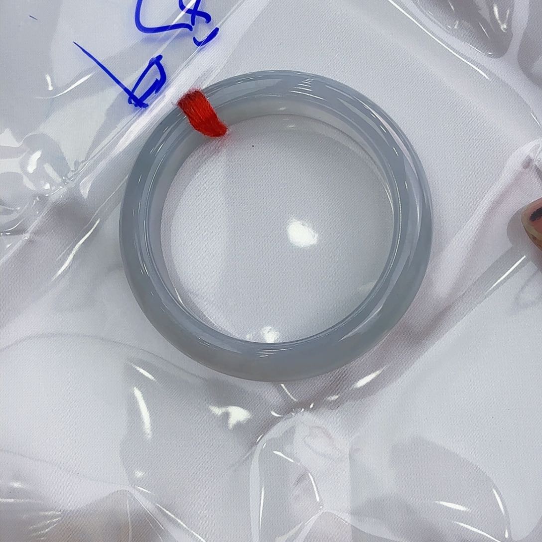 翡翠手镯未镶嵌我**愿翡翠手镯