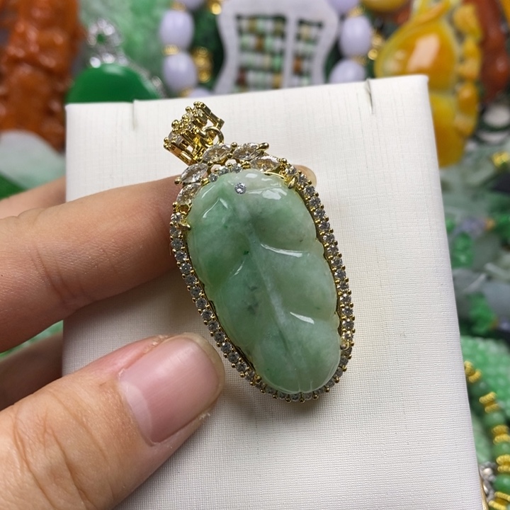 翡翠未镶嵌吊坠(赠链)