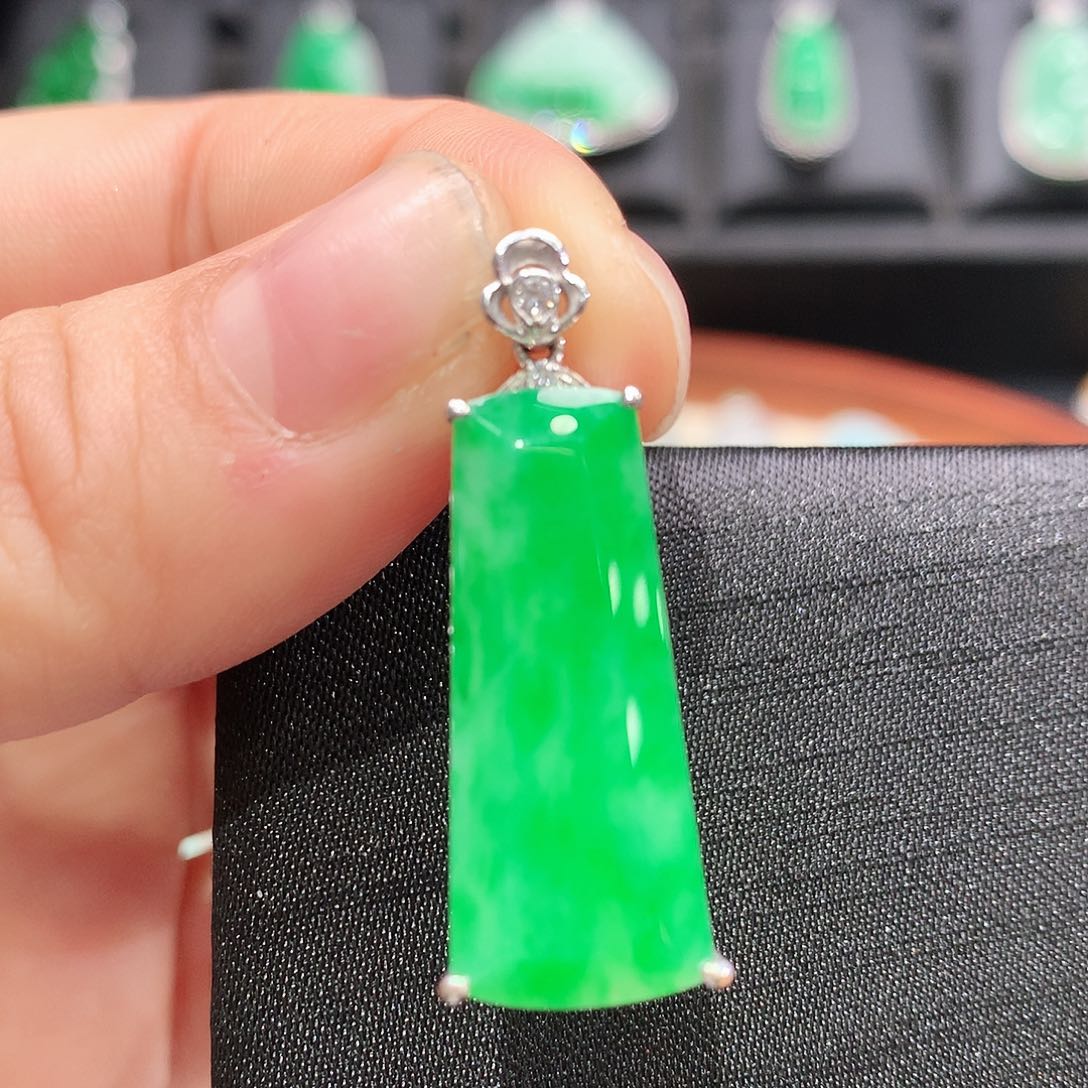 翡翠颈饰18K金镶嵌无事牌