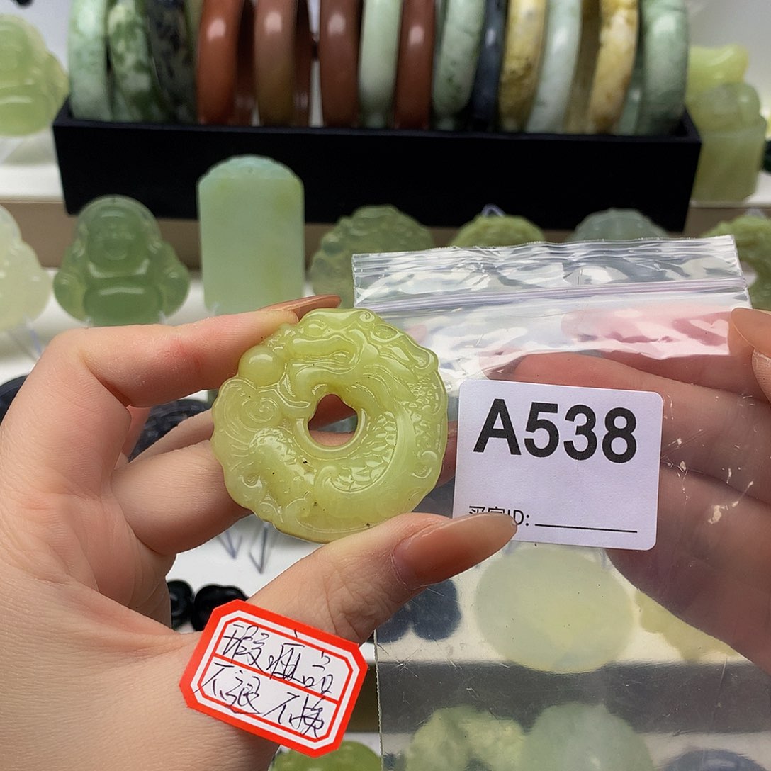 蛇纹石玉颈饰未镶嵌