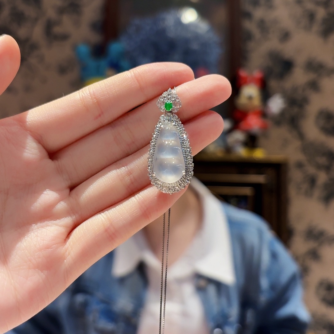 翡翠18K金镶嵌吊坠(赠链)