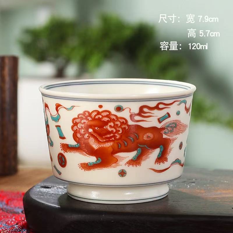 斗彩瑞兽直口杯大的