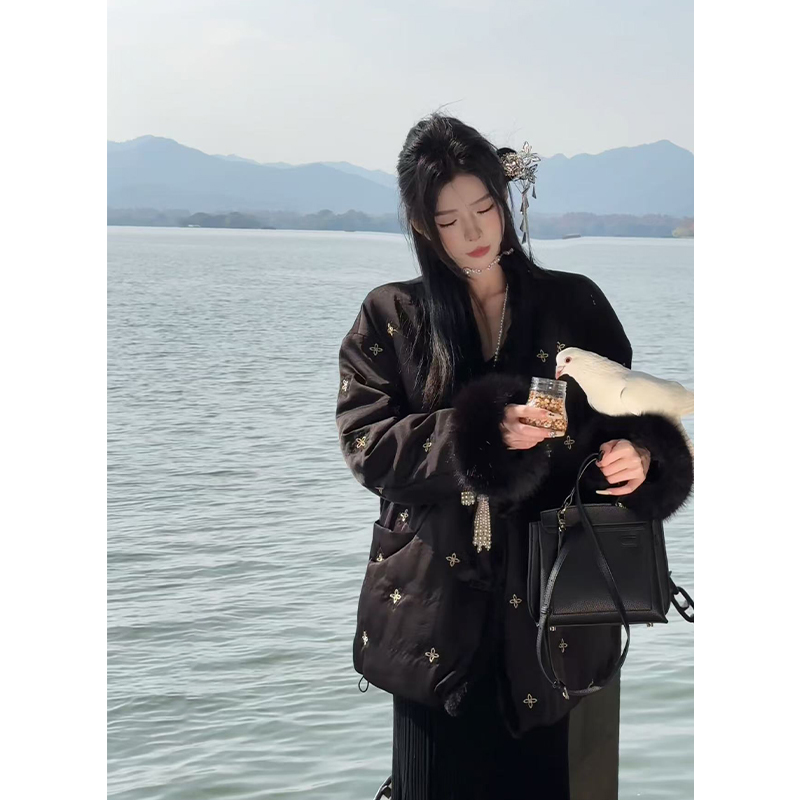 孙妍新款【璎珞玉胭】新中式改良版V领绣花保暖宽松棉衣外套女