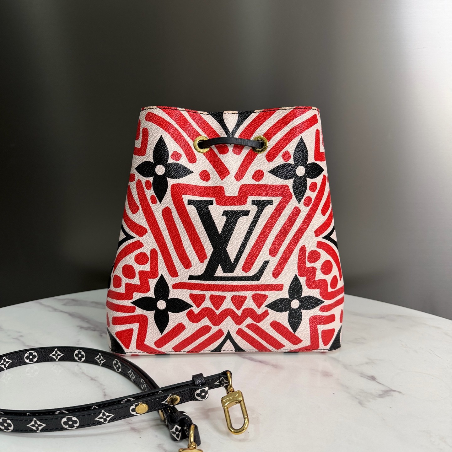 95新 LouisVuitton/路易威登 涂鸦金扣水桶包，单肩斜挎包18250648