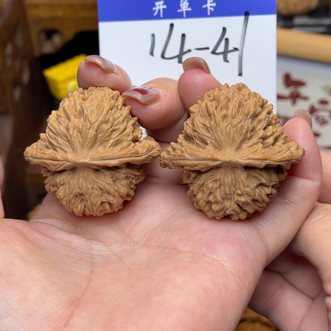 桃核把件平谷楼43李。  