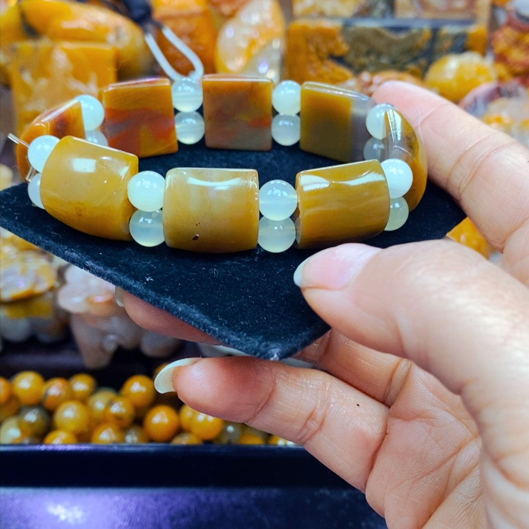 未镶嵌石英质玉（黄龙玉）颈饰