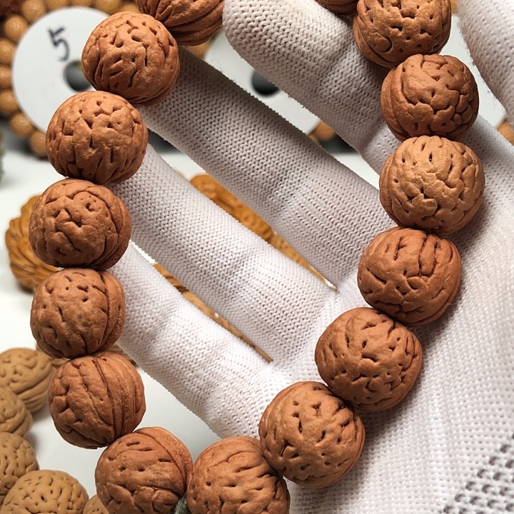 人***己桃核手串13.3333333