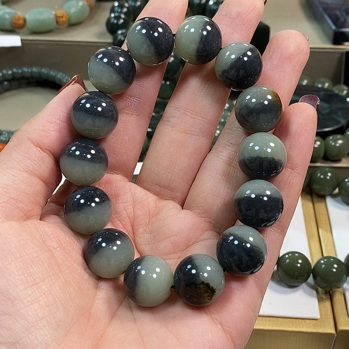 和田玉颈饰未镶嵌龙**木