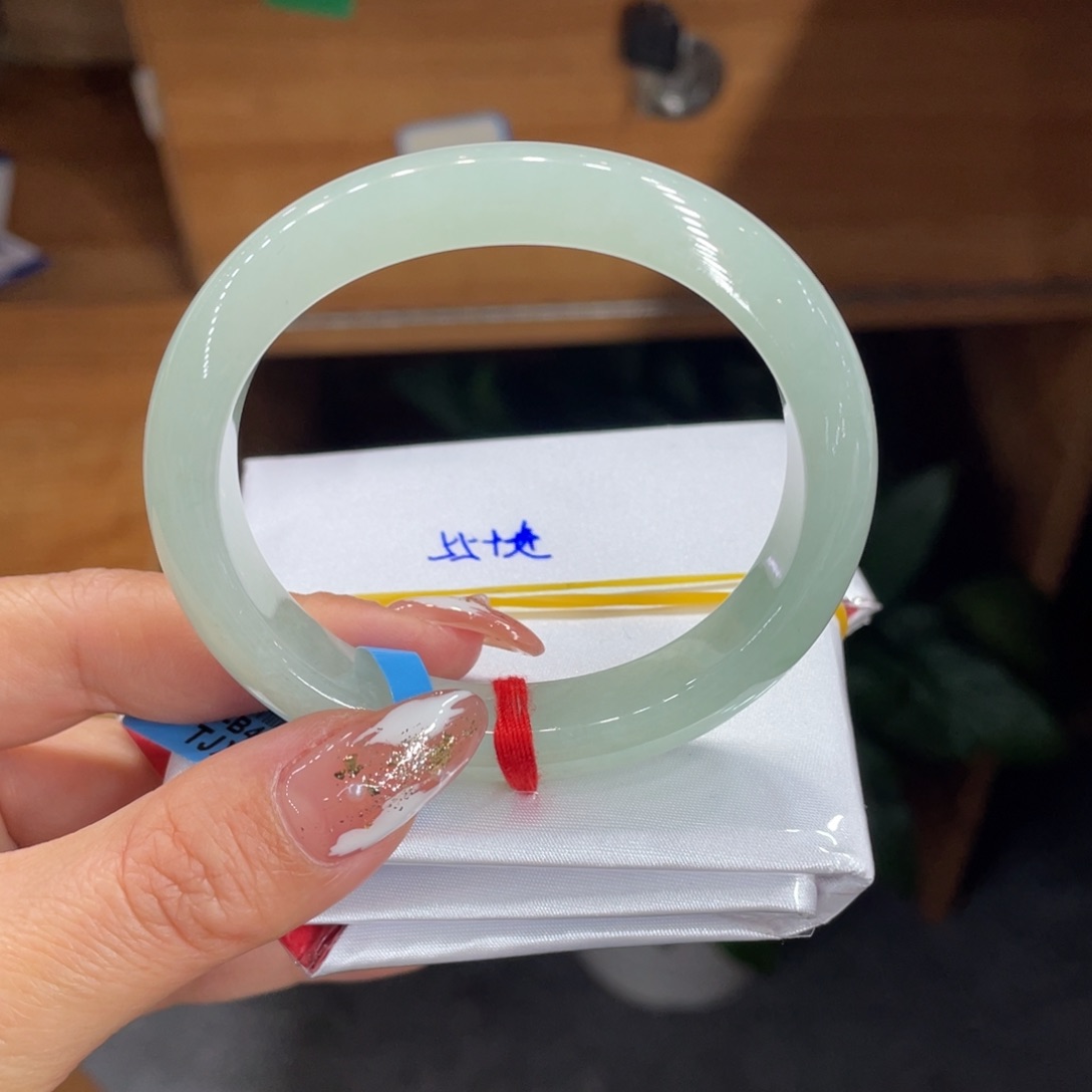 翡翠手镯未镶嵌天然翡翠