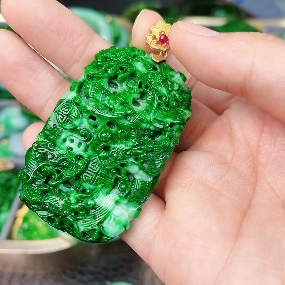 翡翠颈饰18K金镶嵌吊坠