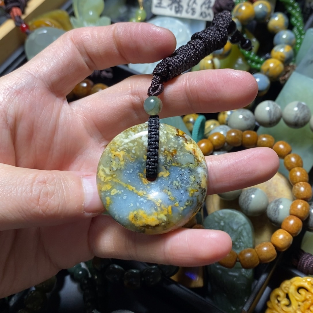 蛇纹石玉未镶嵌颈饰