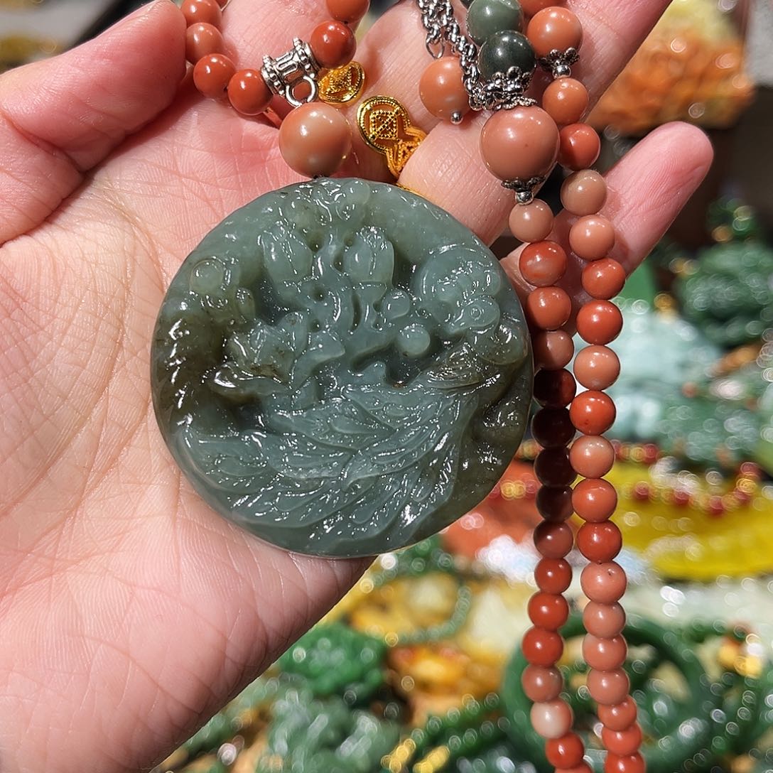 颈饰未镶嵌和田玉（碧玉）