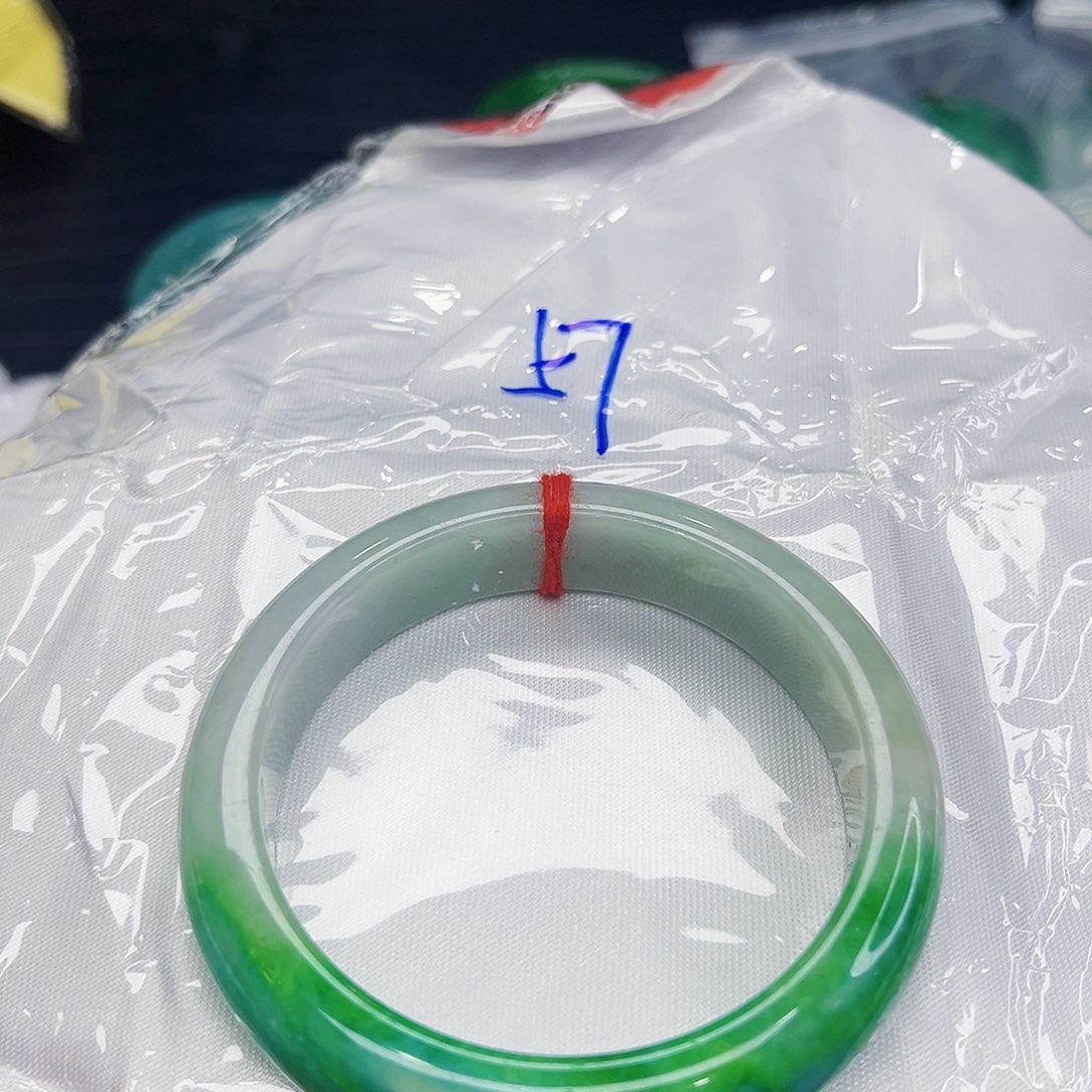 翡翠手镯未镶嵌多样性