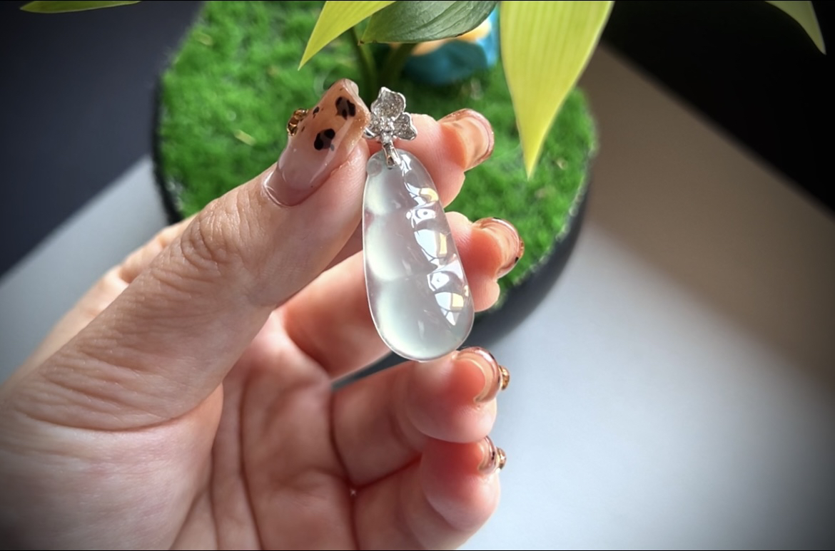 天然缅甸翡翠 A 货，冰种福豆挂件