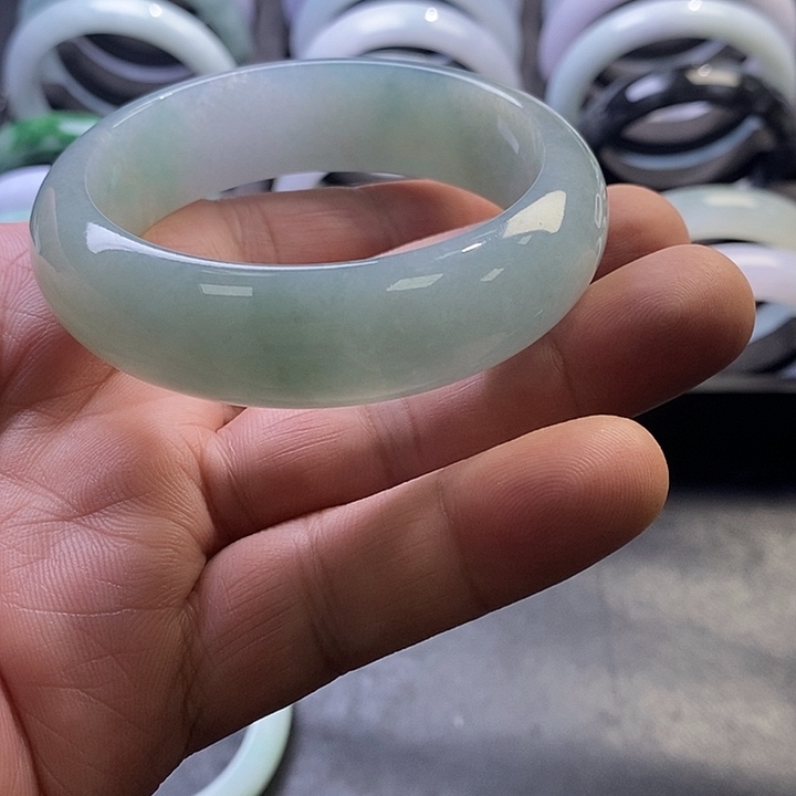 翡翠未镶嵌手镯7、正