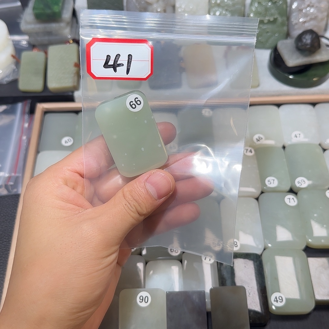 依***彪和田玉未镶嵌颈饰