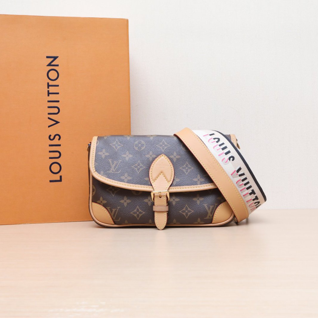 95新 LouisVuitton/路易威登 小花黑黑Diane 法棍包 24 PVC 芯片 