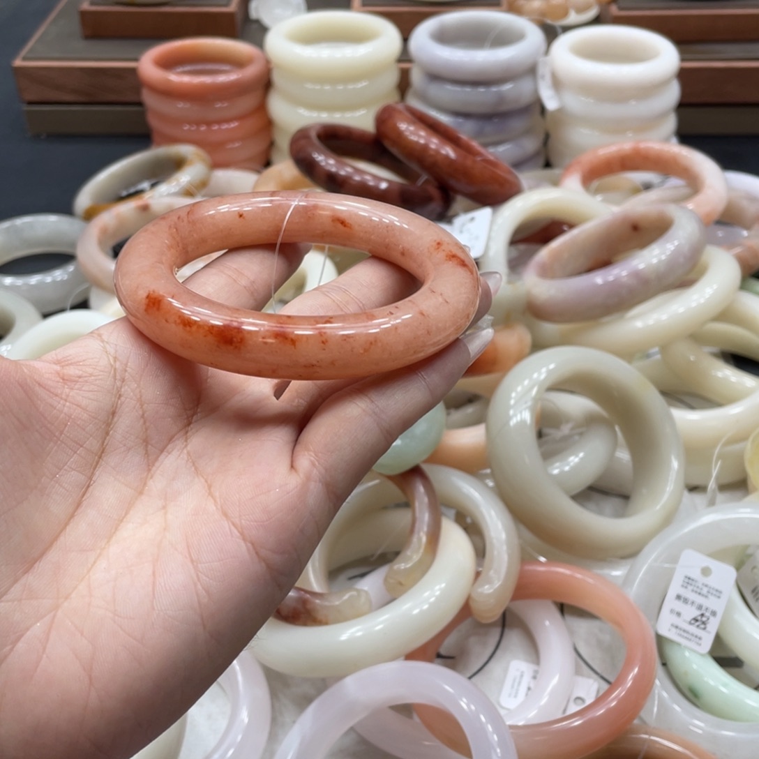 杨****石英质玉手镯未镶嵌