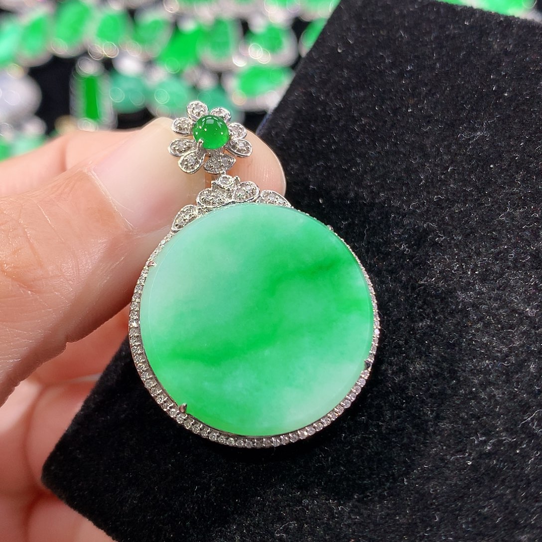 翡翠18K金镶嵌颈饰