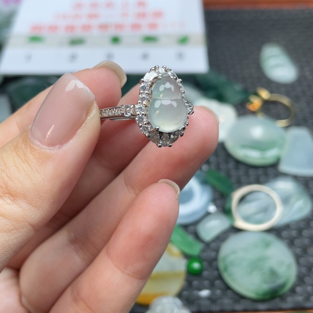 未镶嵌挂件翡翠  翡翠