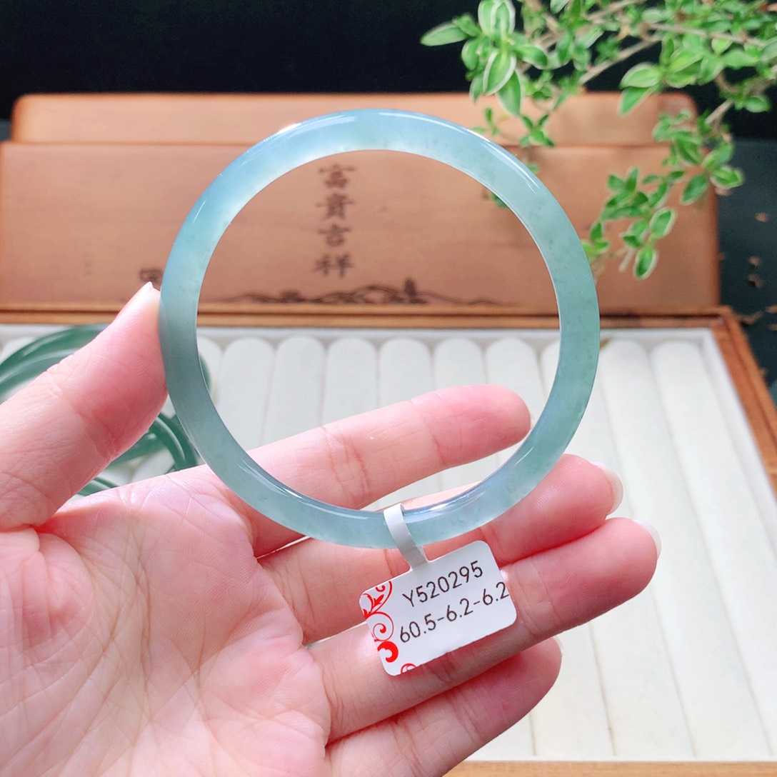 未镶嵌手镯（圆镯）翡翠