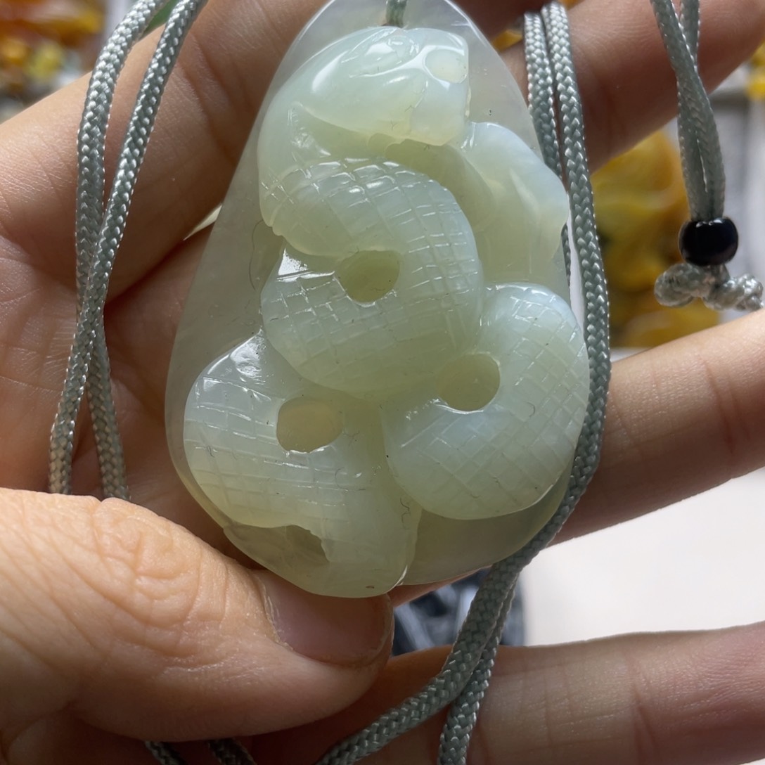 蛇纹石玉颈饰未镶嵌