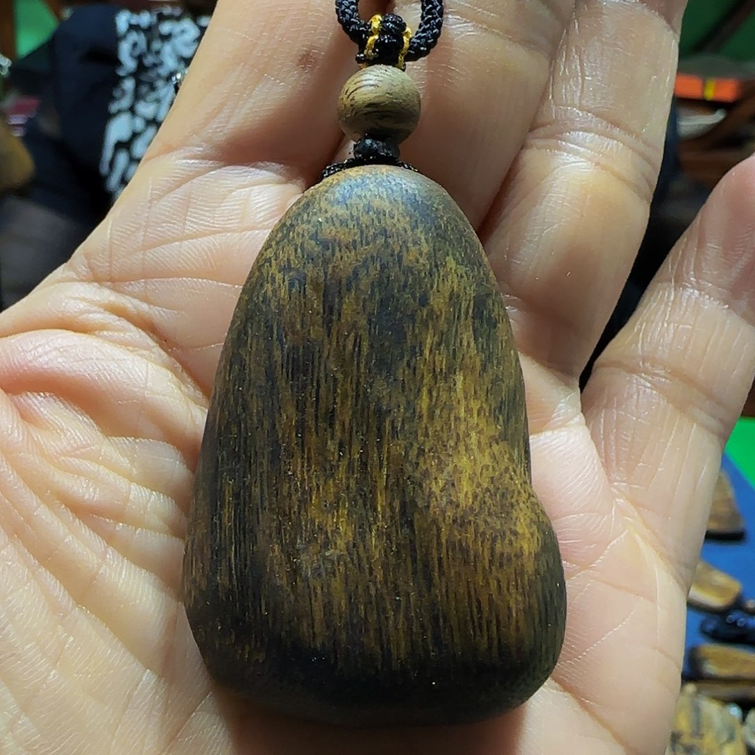 沉香沉香碎屑海南白奇乌身天然瘤疤舍利子带绳13克