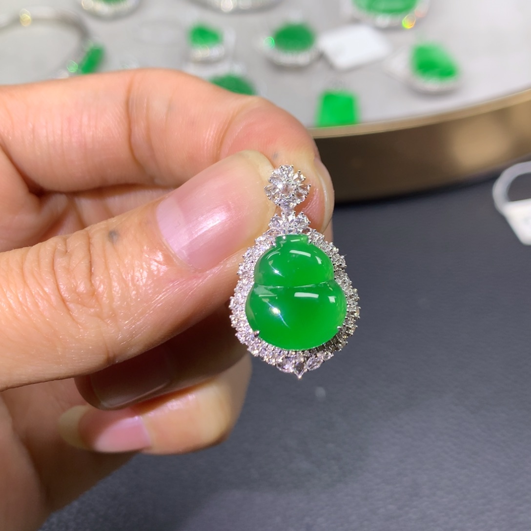 翡翠颈饰18K金镶嵌翡翠