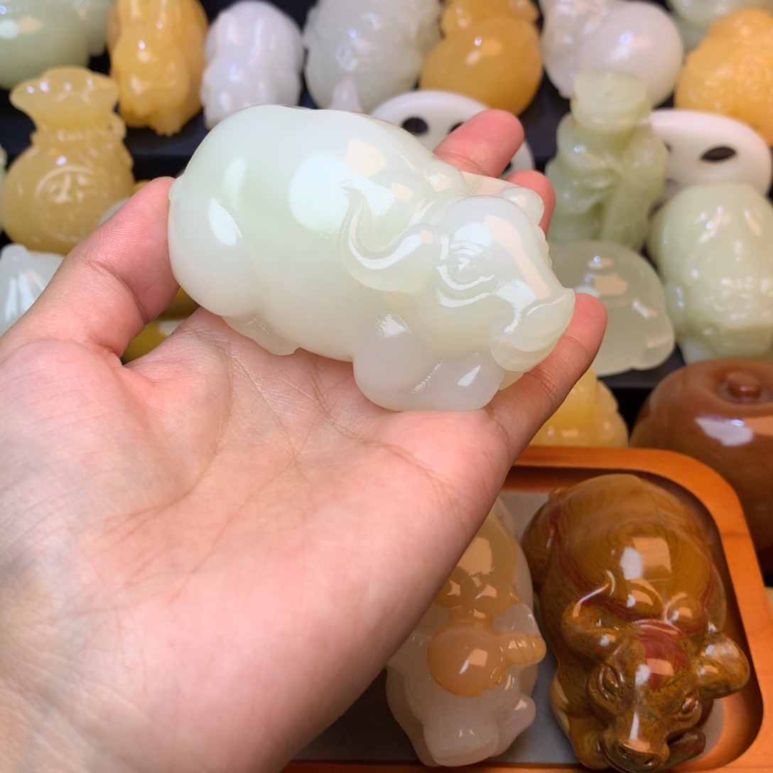 益***啦五彩石手把件牛牛