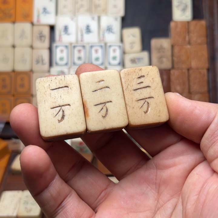 历***国实心竹雕刻手把件