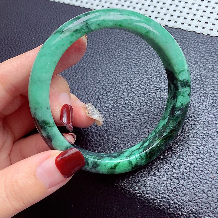 翡翠手镯未镶嵌翡翠