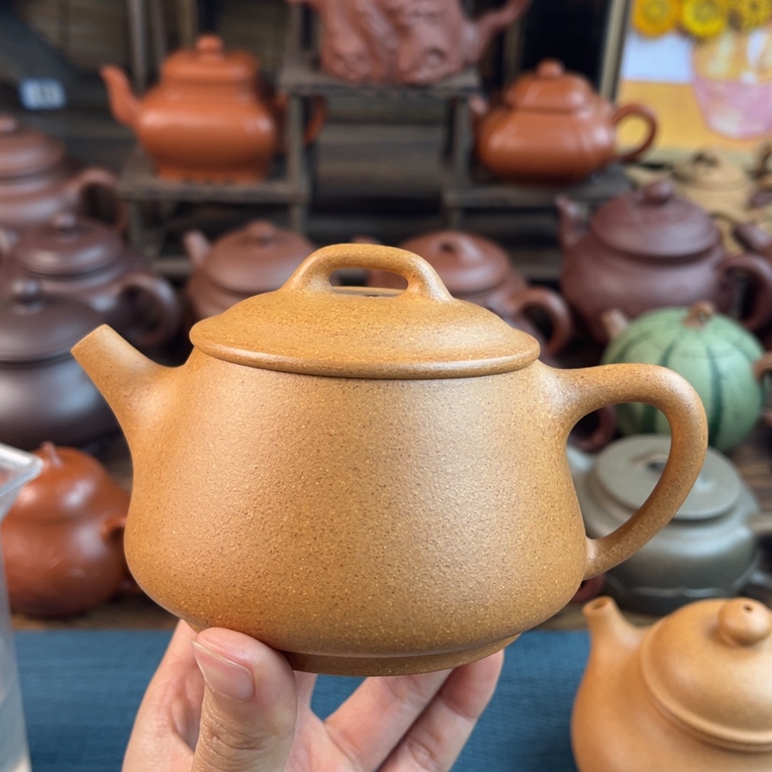 ****哀紫砂茶壶手工制作工艺精湛