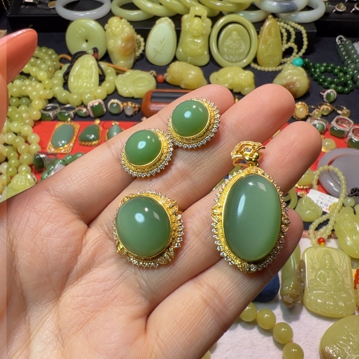 和田玉（碧玉）颈饰18K金镶嵌