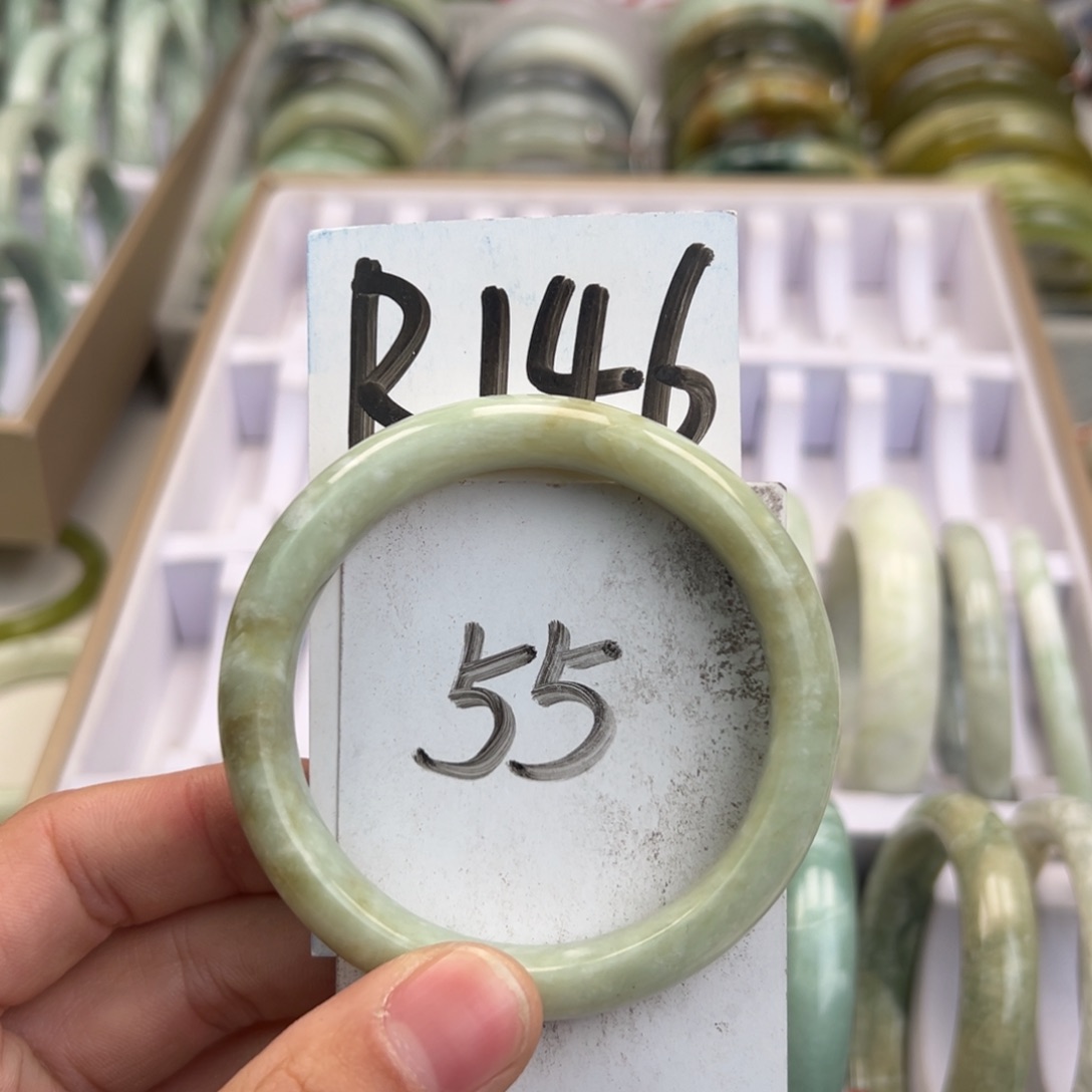 岫玉手镯未镶嵌天然岫玉微瑕，可以正常佩戴