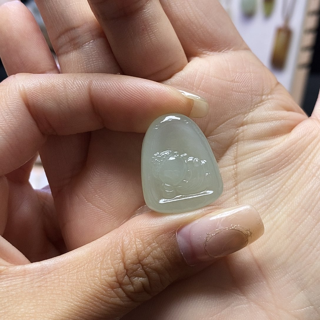 颈饰未镶嵌和田玉斯****?