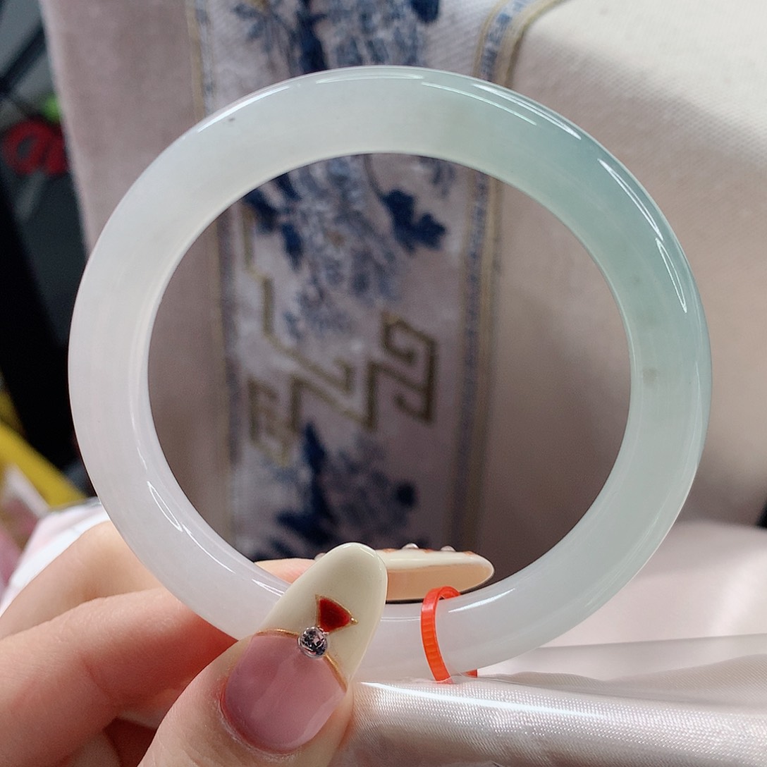 翡翠手镯未镶嵌55圈口