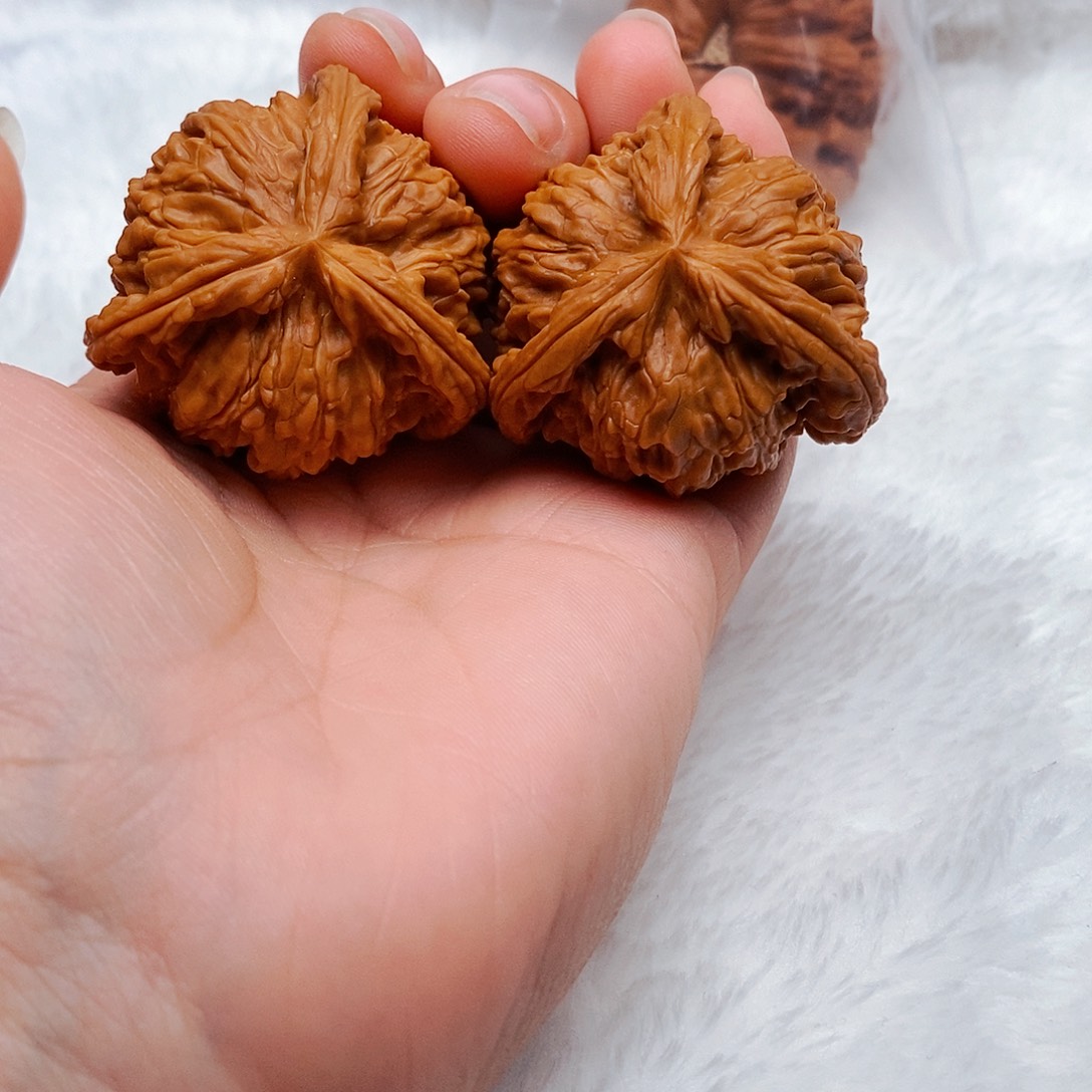 屈***哥吊坠文玩核桃三棱